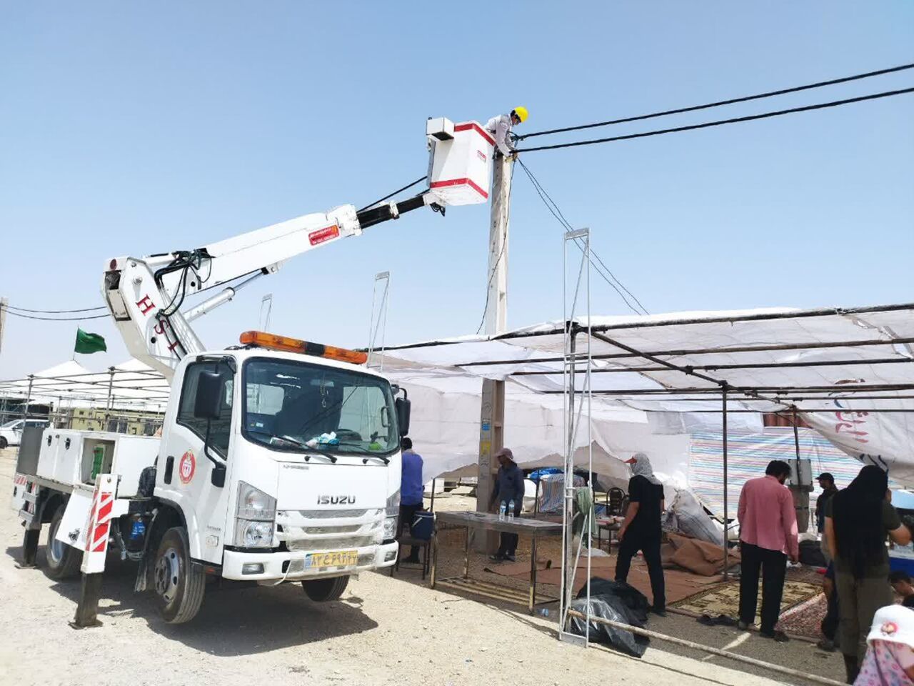 روشنایی مرز مهران با تلاش صنعت برق استان مرکزی / نصب ۵۰ پروژکتور و اجرای ۵۰۰ متر کابل خودنگهدار