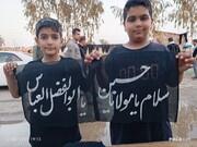 کوله‌نویسی بچه‌های مسجد برای زائران اربعین