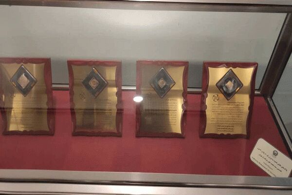 نمایش پلاک‌های طلای اهدایی واقف تهرانی در موزه رضوی