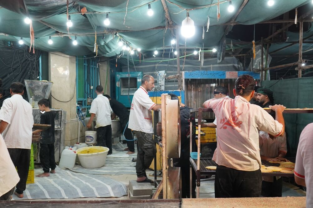 خدمات موکب «سیزده ساله کربلا» آران و بیدگل در مرز مهران/ طبخ روزانه ۱۲ هزار قرص «نان سنتی عباسعلی»