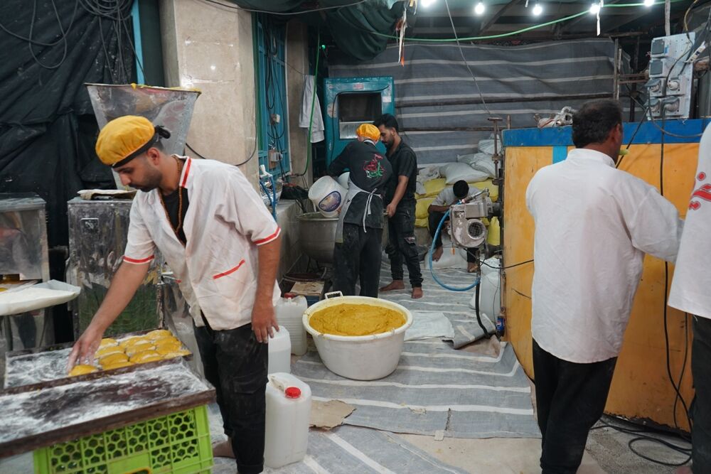 خدمات موکب «سیزده ساله کربلا» آران و بیدگل در مرز مهران/ طبخ روزانه ۱۲ هزار قرص «نان سنتی عباسعلی»