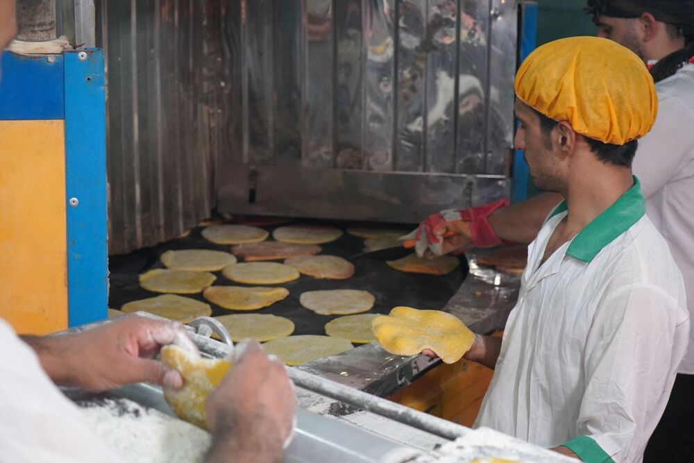خدمات موکب «سیزده ساله کربلا» آران و بیدگل در مرز مهران/ طبخ روزانه ۱۲ هزار قرص «نان سنتی عباسعلی»