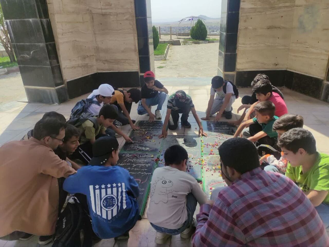 برگزاری برنامه پیاده‌روی، کوهنوردی و روایتگری شهدا توسط اعضای کانون بینات قروه