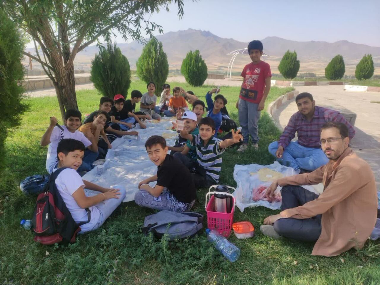 برگزاری برنامه پیادهروی، کوهنوردی و روایتگری شهدا توسط اعضای کانون بینات قروه