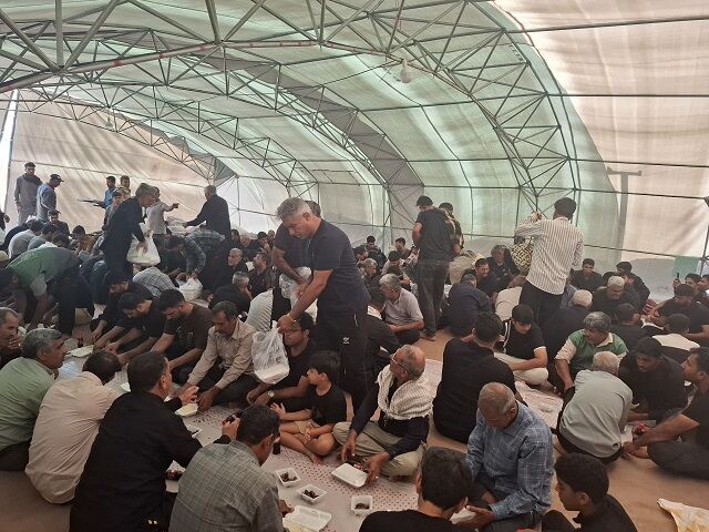 پذیرایی از هزاران زائر حسینی در موکب بچههای مسجد روستای زمینسنگ