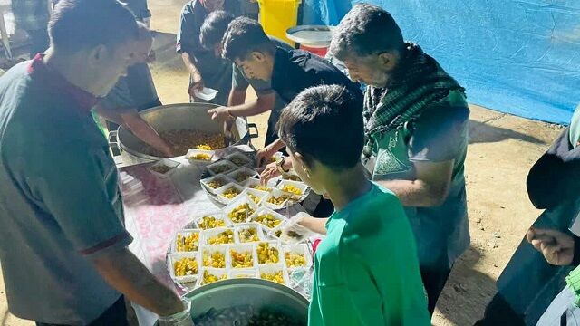 پذیرایی از هزاران زائر حسینی در موکب بچه‌های مسجد روستای زمین‌سنگ