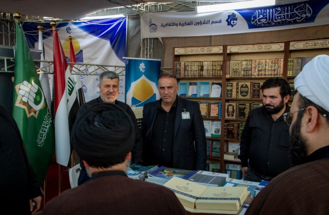 نمایشگاه کتاب دینی در موکب فرهنگی عمومی آستان عباسی در مسیرهای زائران اربعین حسینی
