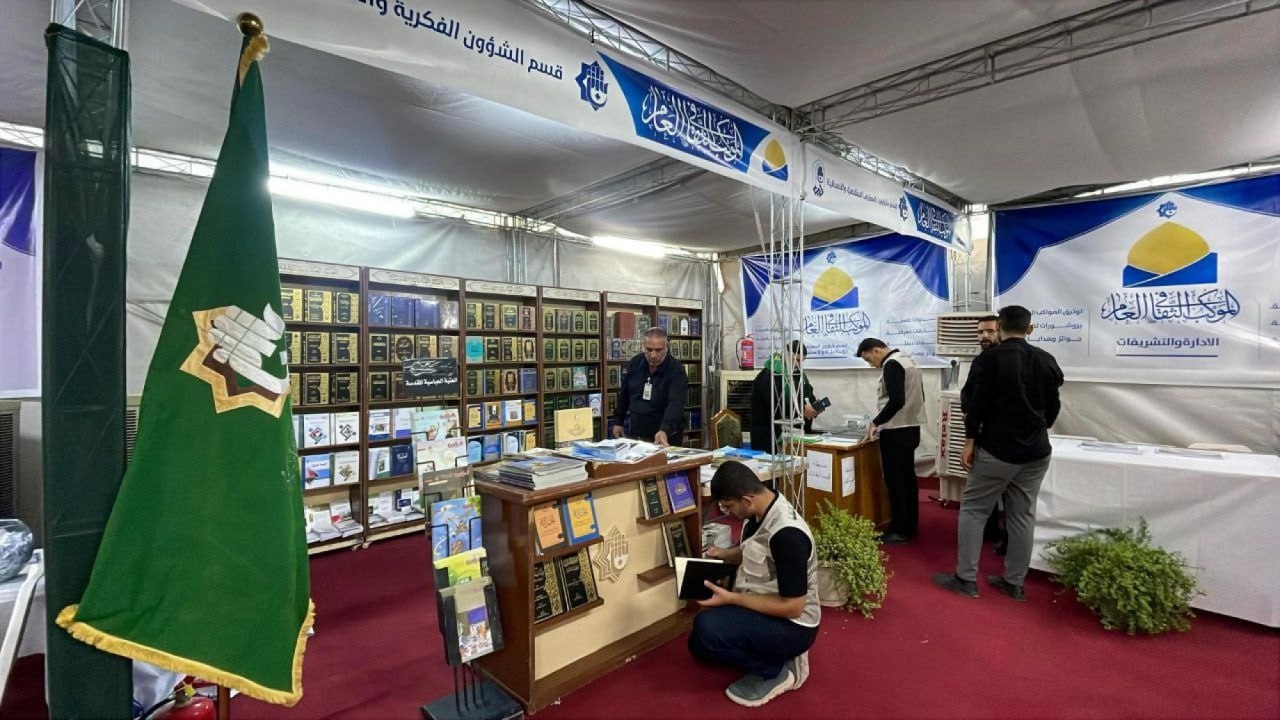 نمایشگاه کتاب دینی در موکب فرهنگی عمومی آستان عباسی در مسیرهای زائران اربعین حسینی