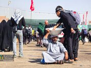 گوشه‌ای از پذیرایی موکب‌های اربعینی از زائران در مسیر مشایه