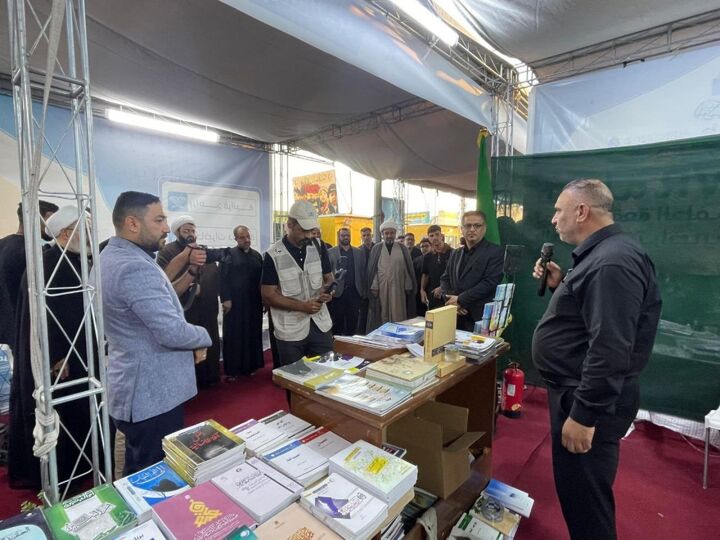 نمایشگاه کتاب دینی در موکب فرهنگی عمومی آستان عباسی در مسیرهای زائران اربعین حسینی