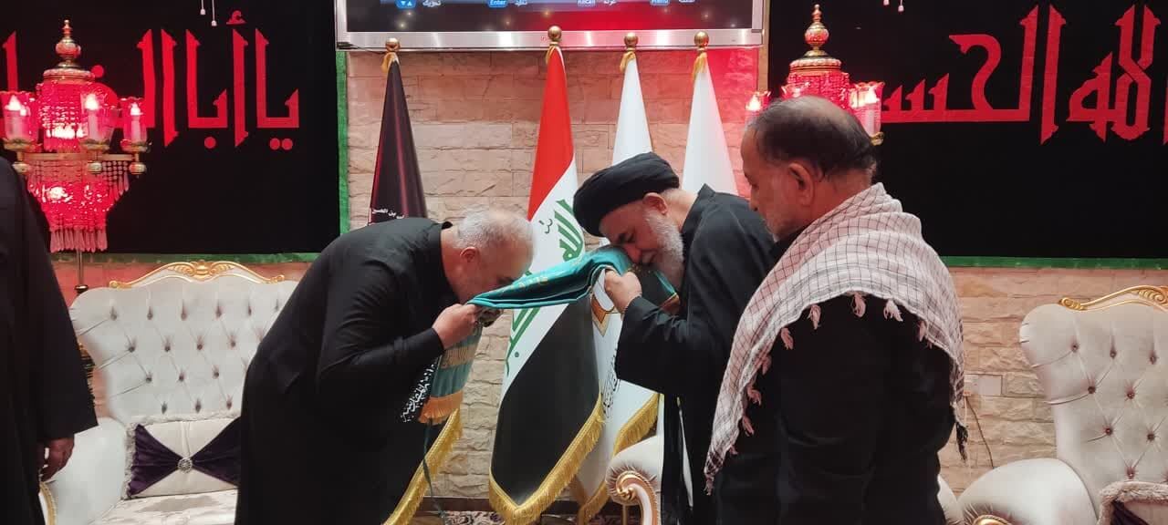 اهدای پرچم متبرک مسجد جمکران به مدینه‌الزائرین عتبه امام حسین(ع)