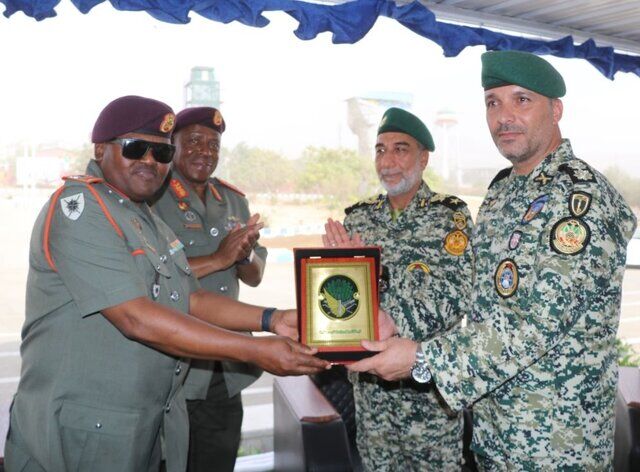 بازدید فرمانده دفاع ملی آفریقای جنوبی از تیپ ۶۵ نیروی زمینی ارتش