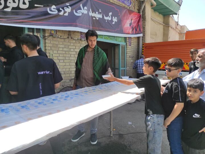 خدمت بچه‌های مسجدی به جاماندگان اربعین در زنجان