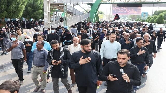 شور حسینی در هرمزگان؛ پیاده‌روی جاماندگان اربعین با شعار«دل‌هایمان زائر کربلاست»