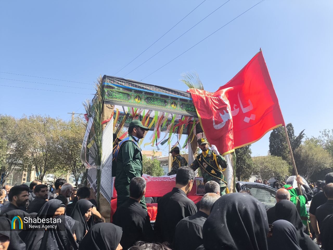 بدرقهای به رنگ اشک و عشق/ سنگ تمام مردم بیرجند در مراسم تشییع پیکر شهید نوفرستی