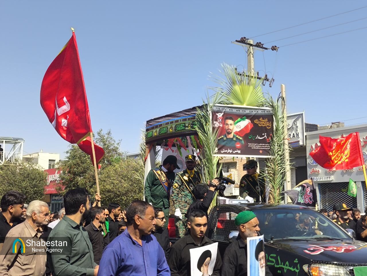 بدرقهای به رنگ اشک و عشق/ سنگ تمام مردم بیرجند در مراسم تشییع پیکر شهید نوفرستی