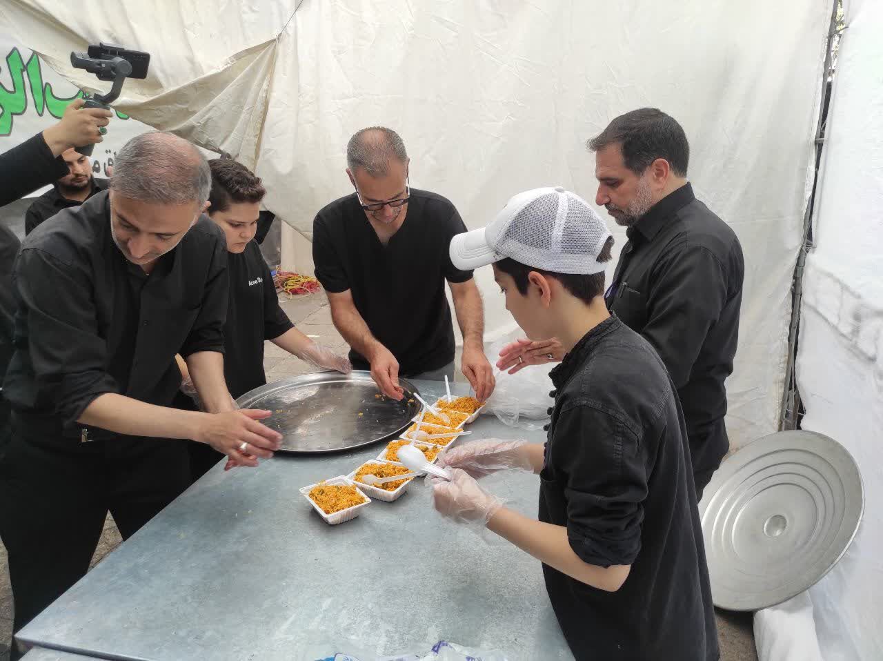 خدمت بچههای مسجدی به جاماندگان اربعین در زنجان