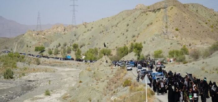 شور حسینی در هرمزگان؛ پیاده‌روی جاماندگان اربعین با شعار«دل‌هایمان زائر کربلاست»