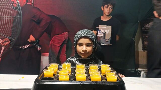 شور حسینی در هرمزگان؛ پیادهروی جاماندگان اربعین با شعار«دلهایمان زائر کربلاست»