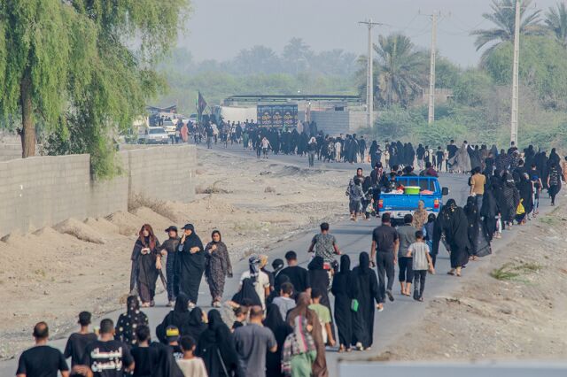 شور حسینی در هرمزگان؛ پیادهروی جاماندگان اربعین با شعار«دلهایمان زائر کربلاست»