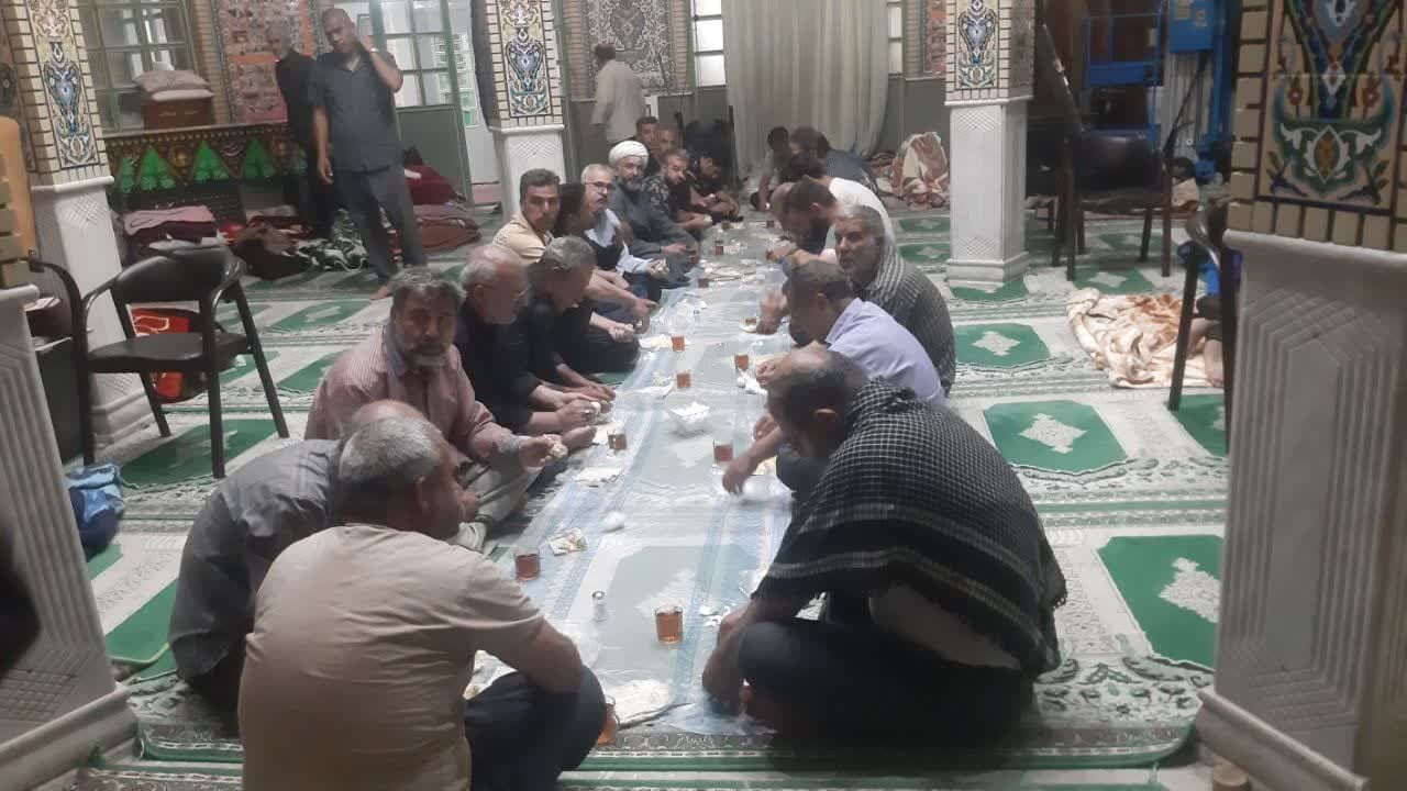 پذیرایی شبانه از ۴۰۰ زائر حسینی در موکب مسجد سلمان فارسی کرمانشاه