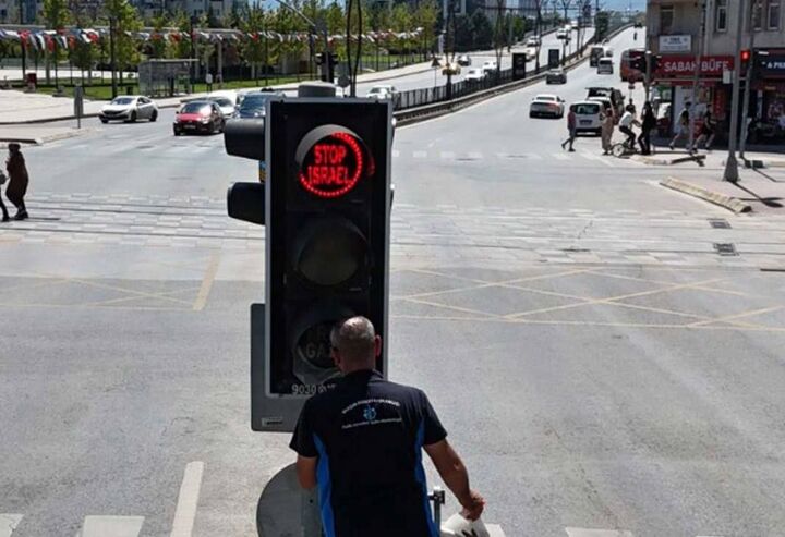 چراغ راهنمایی به عنوان نماد همبستگی با مردم غزه در ترکیه