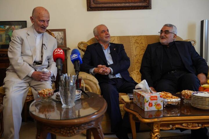 دیدار رئیس بنیاد شهید با آزاده سرافراز سید محسن یحیوی