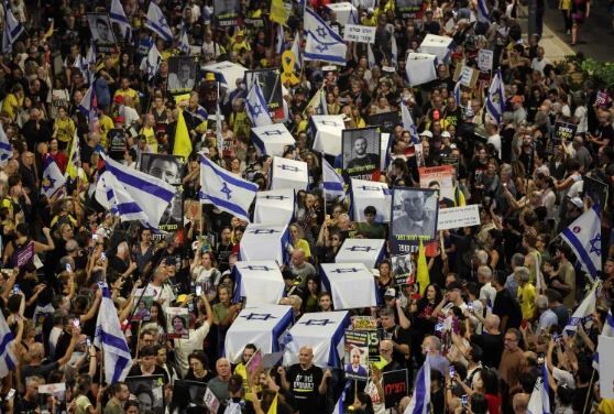 تظاهرات‌کنندگان اطراف منزل نتانیاهو را آتش زدند