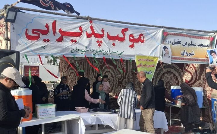 خدمت‌رسانی بچه مسجدی‌های شیروان به زائران پیاده رضوی