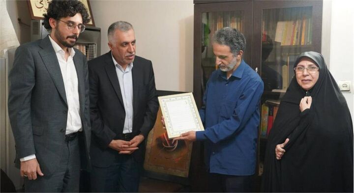 ادای احترام به خانواده شهید بازی‌ساز جنگ تحمیلی ۱۲ روزه