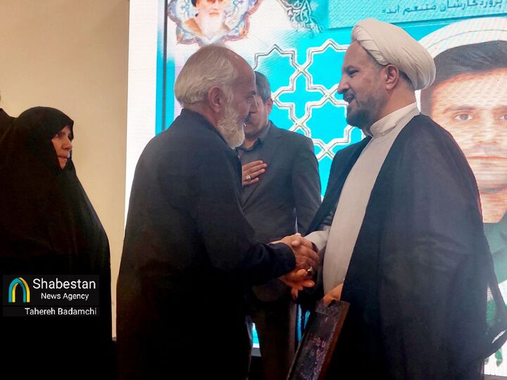 تجلیل از خانواده شهید اقتدار عضو کانون‌ فرهنگی هنری مسجد در کرمان