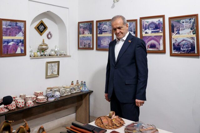 بازدید رئیس‌جمهور از مسجد کبود ایروان و اقامه نماز با نمازگزاران