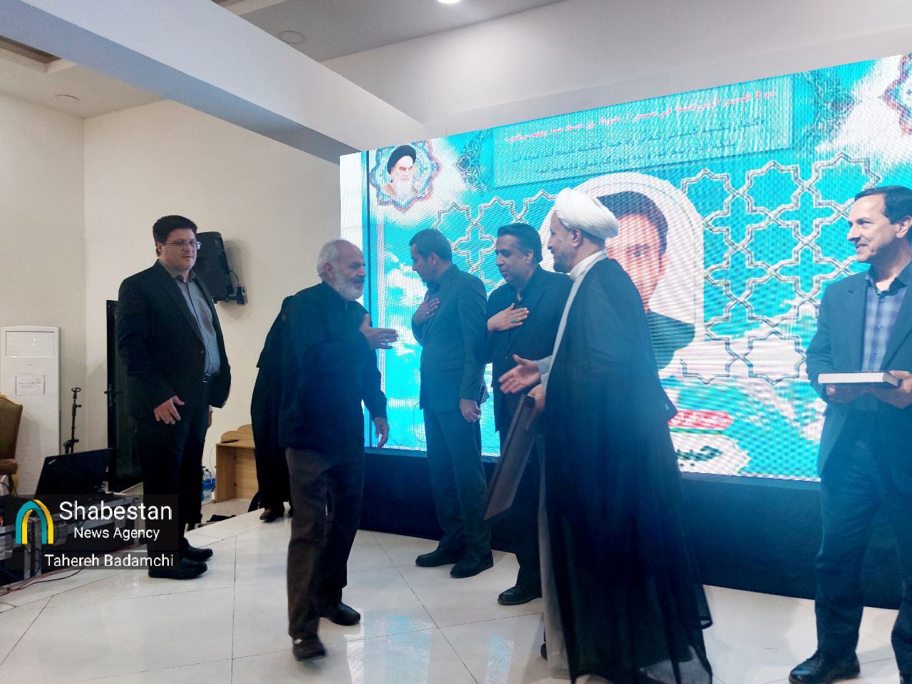تجلیل از خانواده شهید اقتدار عضو کانون‌ فرهنگی هنری مسجد در کرمان