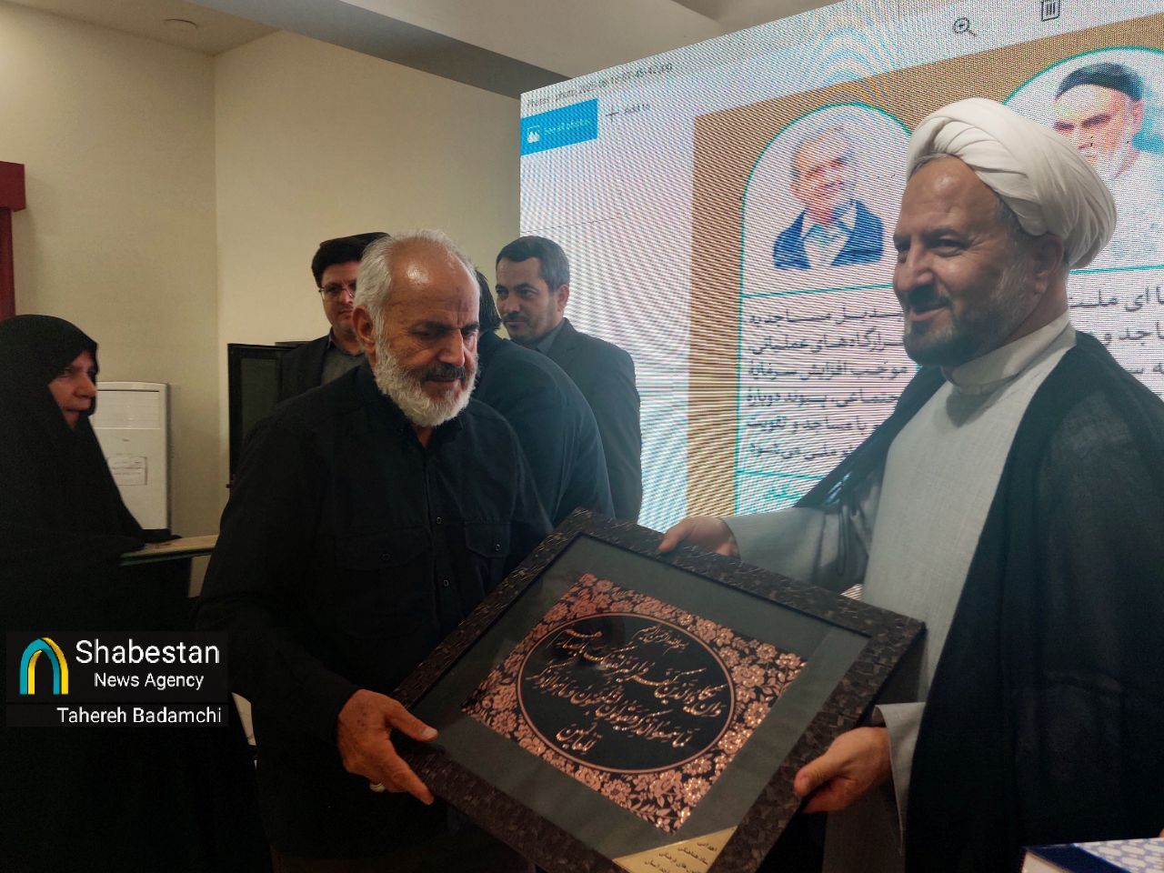 تجلیل از خانواده شهید اقتدار عضو کانون‌ فرهنگی هنری مسجد در کرمان