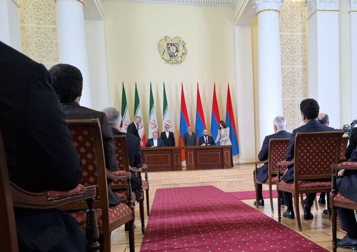 امضای یک بیانیه مشترک و ۱۰ تفاهم نامه و سند همکاری میان ایران و ارمنستان