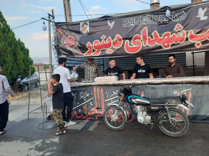 ۵۰۰ سفره‌ی عشق در میانراهان؛ موکب شهدای دینور، خادم زائران کربلا