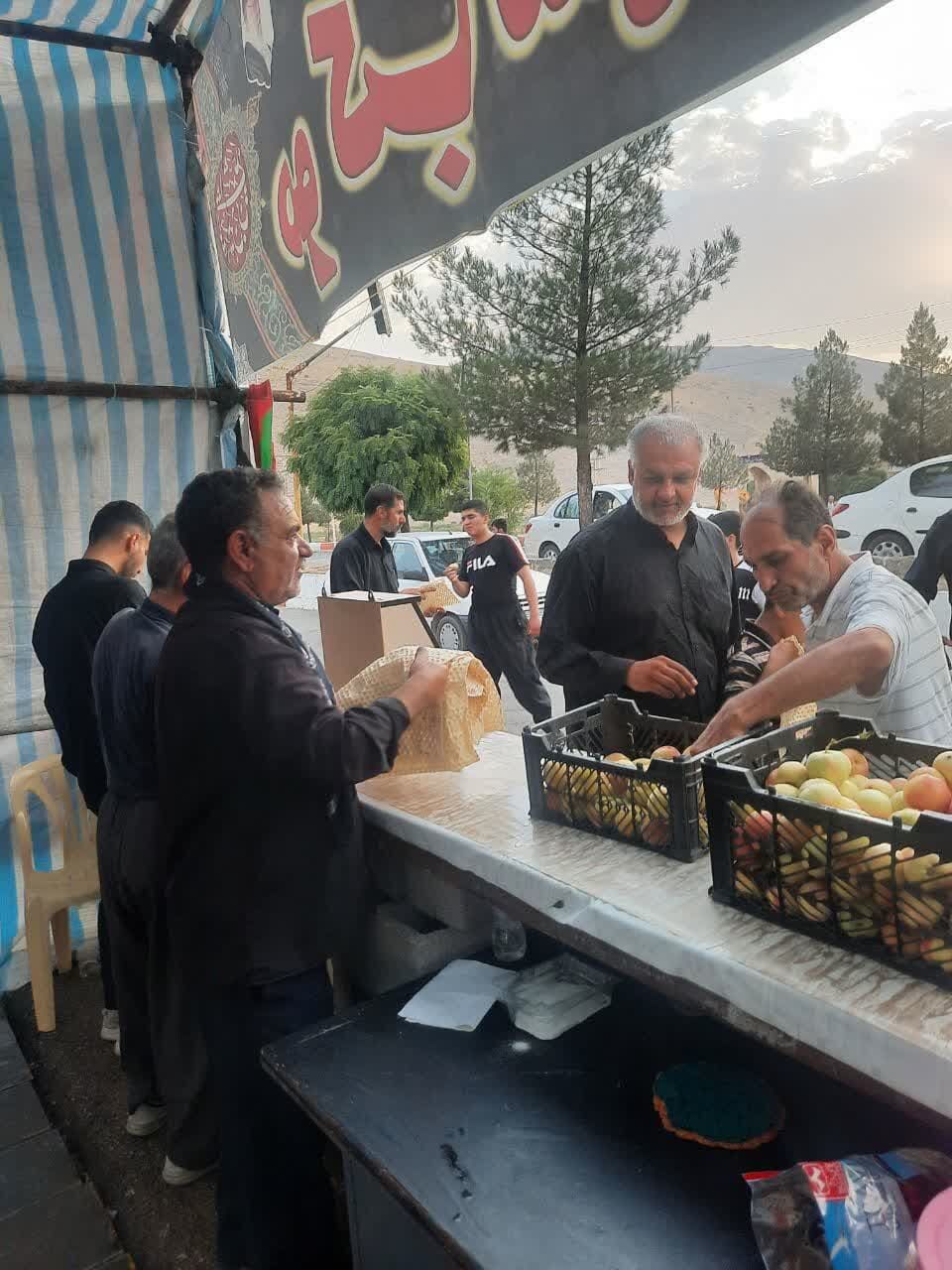 ۵۰۰ سفرهی عشق در میانراهان؛ موکب شهدای دینور، خادم زائران کربلا