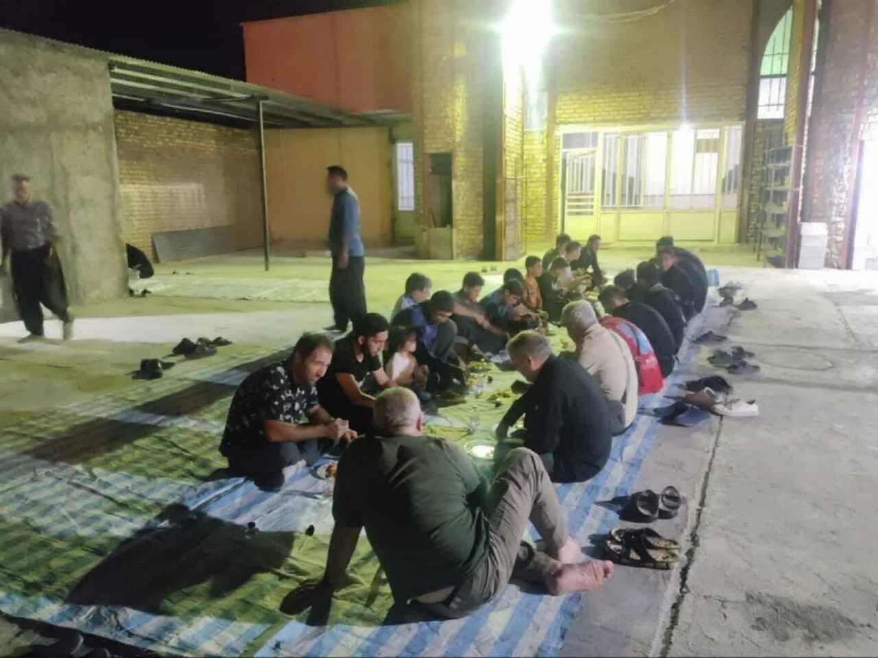 ۵۰۰ سفرهی عشق در میانراهان؛ موکب شهدای دینور، خادم زائران کربلا