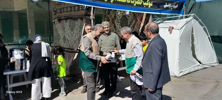 خدمت‌رسانی موکب دفتر آستان قدس خراسان شمالی به زائران حرم رضوی