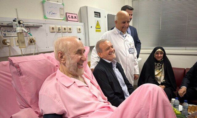 عیادت رئیس‌جمهوری از سیدمحمد خاتمی