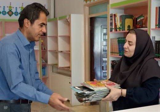 روشن نگه داشتن چراغ کتاب‌خوانی در دل تابستان با ابتکار یک معلم