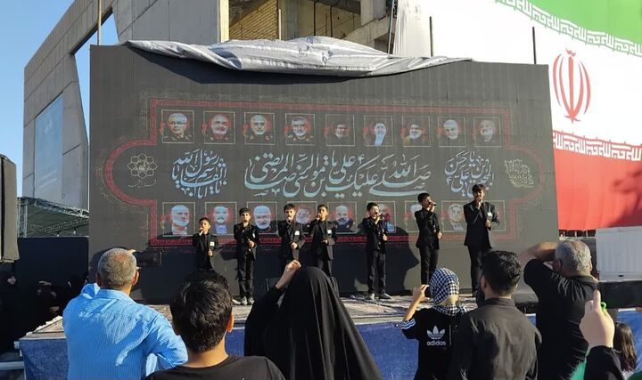 استقبال بچه‌های مسجدی از زائرین رضوی با هنر و معنویت