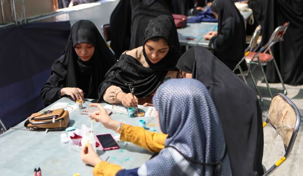 استقبال بچههای مسجدی از زائرین رضوی با هنر و معنویت