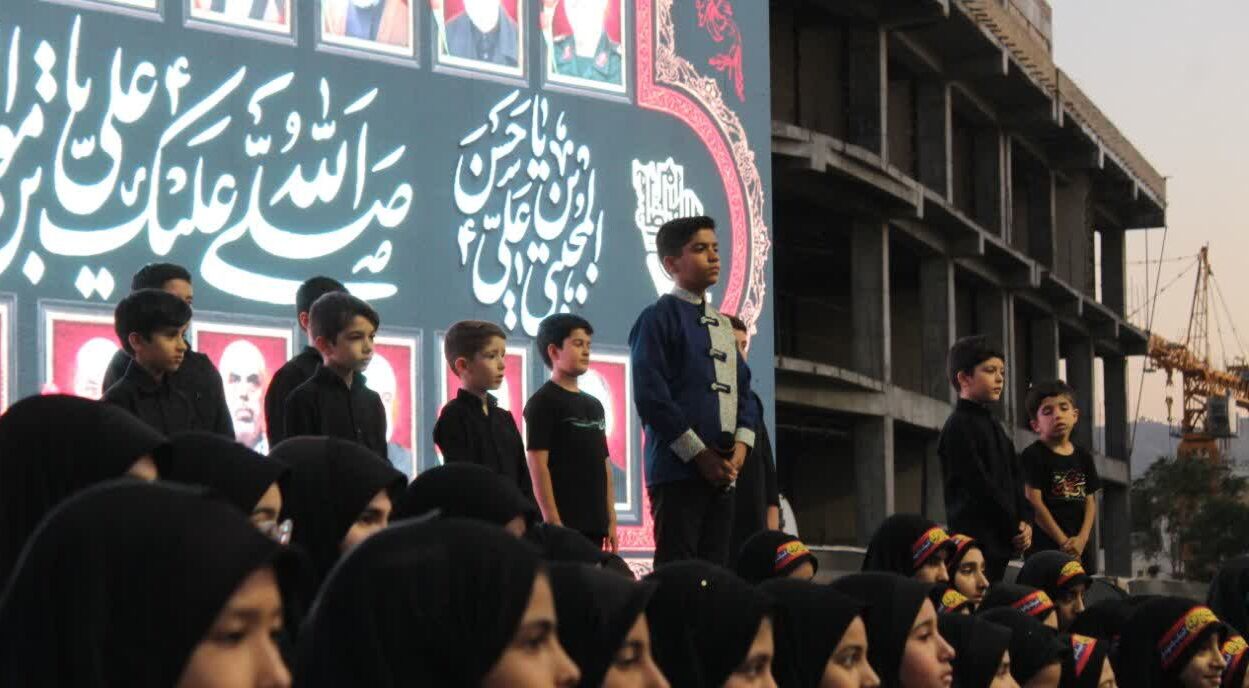 استقبال بچه‌های مسجدی از زائرین رضوی با هنر و معنویت