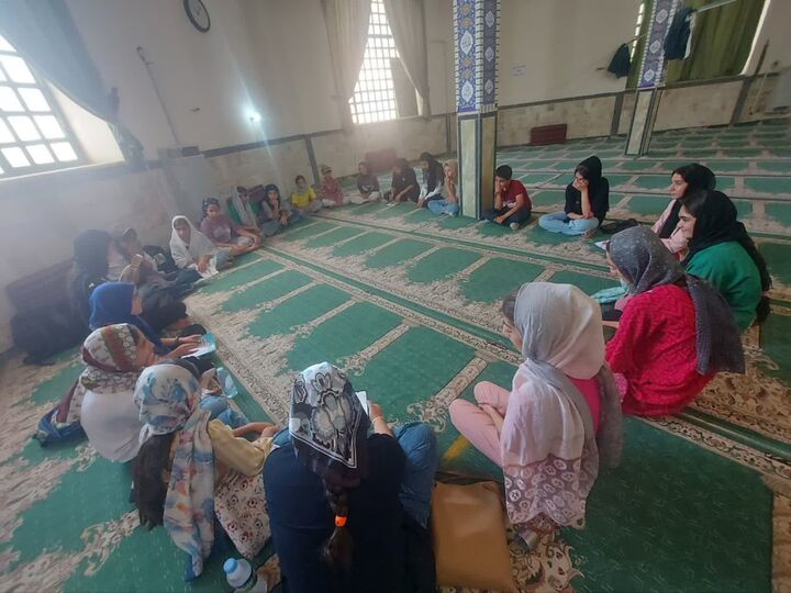 حلقه‌های کتابخوانی نوجوانان کانون مائده در جوار امامزاده پیرمحمد برگزار شد