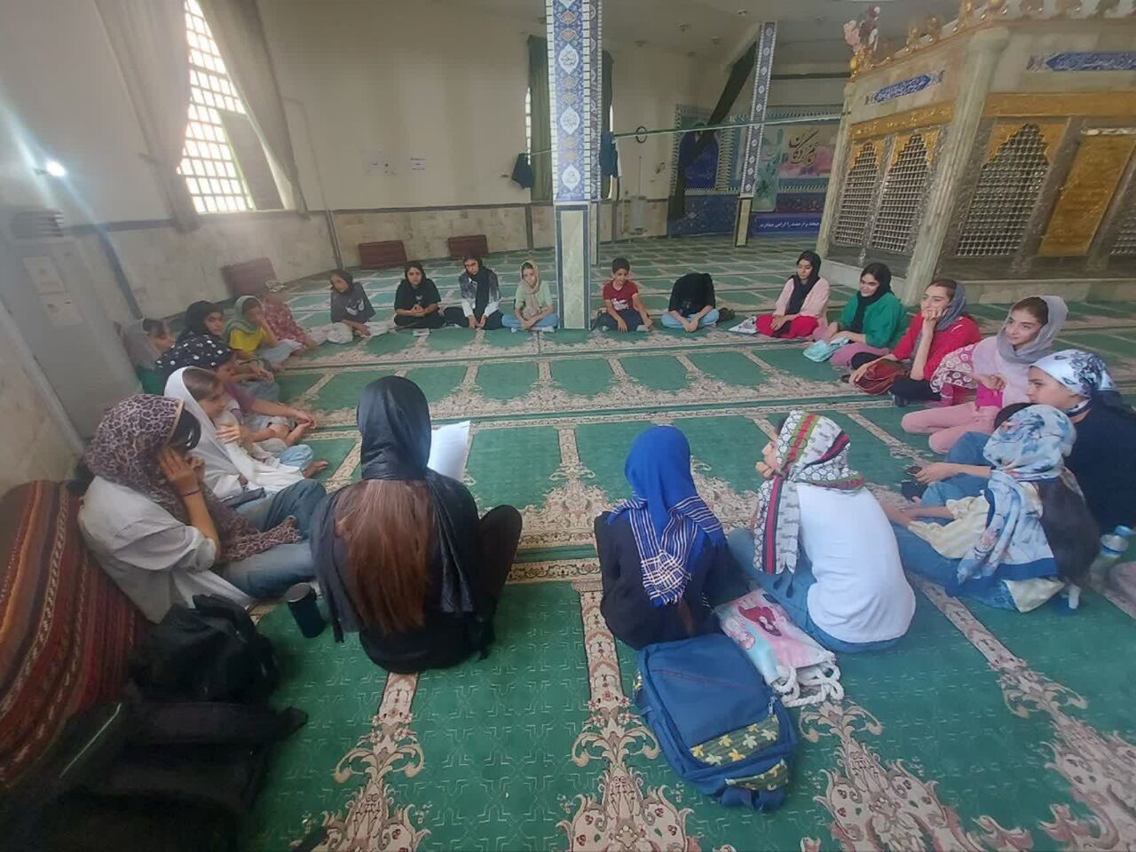 حلقههای کتابخوانی نوجوانان کانون مائده در جوار امامزاده پیرمحمد برگزار شد