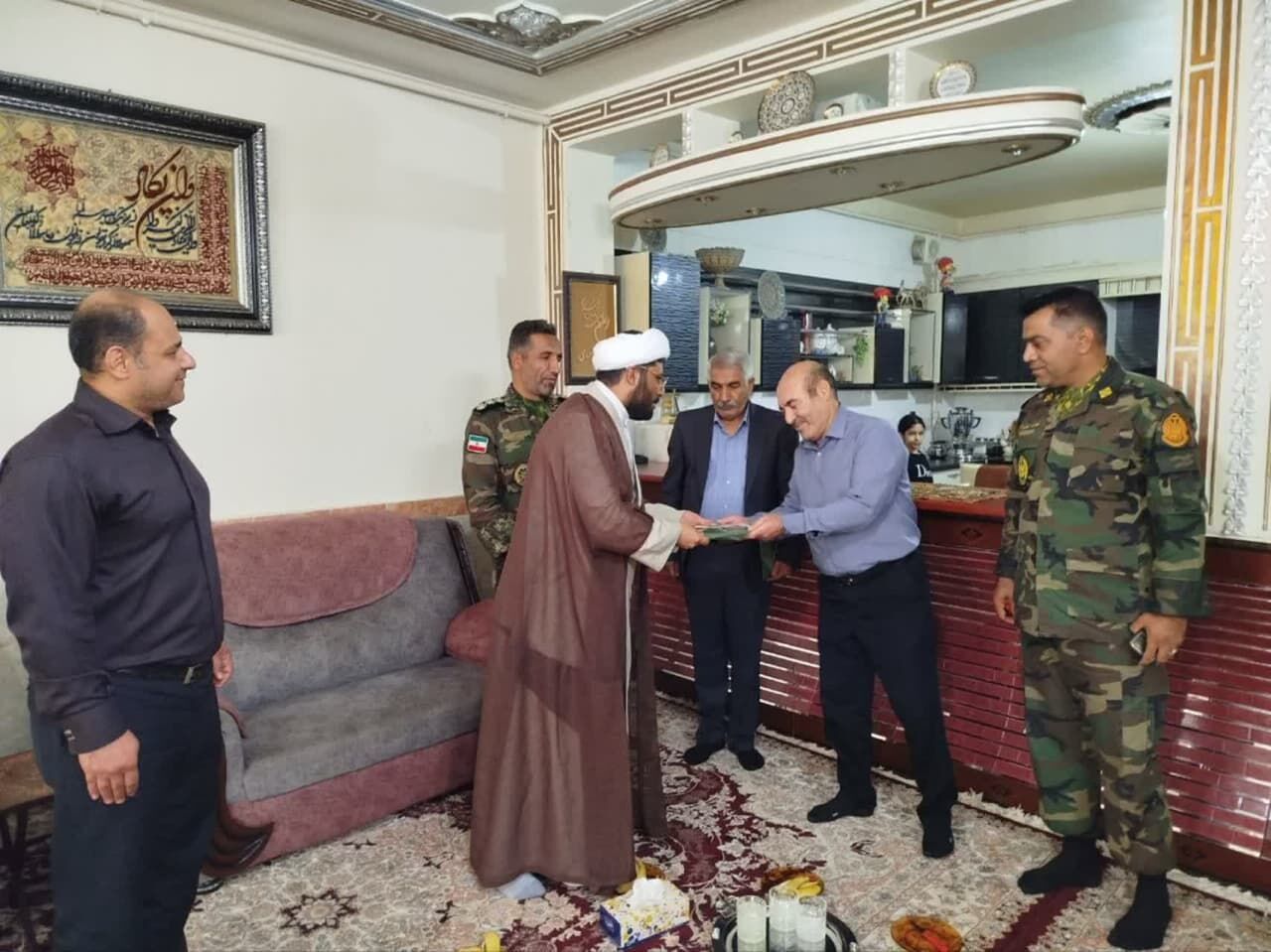 دیدار فرمانده تیپ ۲۸۱زرهی نزاجا با خانواده و ایثارگران در کرمانشاه