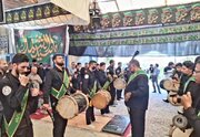 دمام‌زنی سالروز شهادت امام رضا علیه‌السلام در جمع زائران گلزار شهدای کرمان