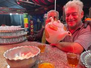 خدمت‌رسانی عاشقانه معلولان به زائرین پیاده رضوی