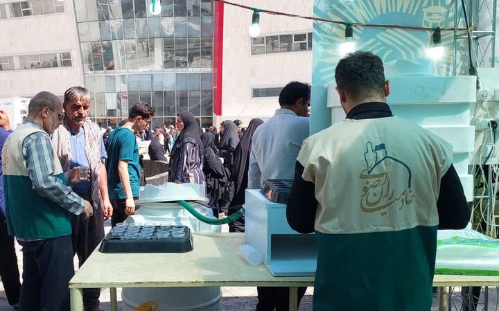 موکب خادمیاران آران و بیدگل پذیرای زائران رضوی در مشهد مقدس